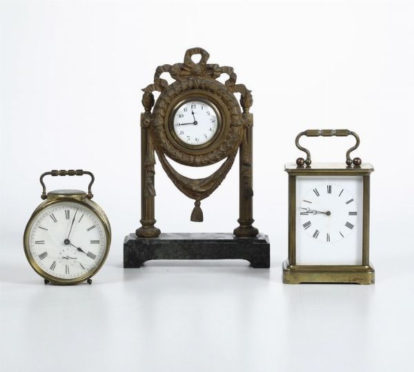 Tre orologini da tavolo in bronzo ottone e metallo  - Asta Antiquariato - Associazione Nazionale - Case d'Asta italiane