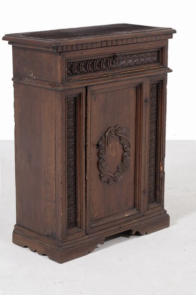 Credenza in legno intagliato. XVIII secolo  - Asta Antiquariato - Associazione Nazionale - Case d'Asta italiane