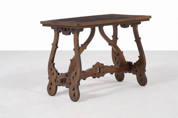 Tavolo in legno con gambe a lira. XX secolo  - Asta Antiquariato - Associazione Nazionale - Case d'Asta italiane