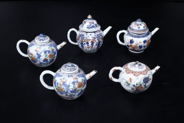 Cinque teiere in porcellana a decoro Imari  - Asta Antiquariato - Associazione Nazionale - Case d'Asta italiane