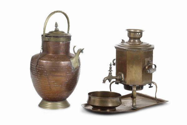 Lotto di due rami tra cui un samovar con ciotola e una brocca con beccuccio in ottone. Epoche diverse  - Asta Antiquariato - Associazione Nazionale - Case d'Asta italiane