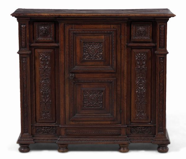 Credenza intagliata. XVII-XVIII secolo  - Asta Antiquariato - Associazione Nazionale - Case d'Asta italiane