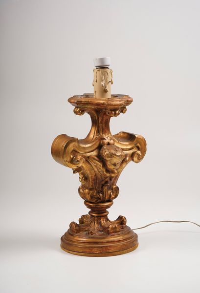 Coppia di lampade in legno intagliato e dorato, XIX secolo  - Asta Antiquariato - Associazione Nazionale - Case d'Asta italiane