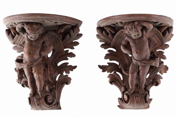 Coppia di comodini pensili con putto che regge pianetto, inizio XX secolo  - Asta Antiquariato - Associazione Nazionale - Case d'Asta italiane