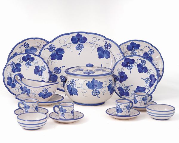 Servizio di piatti in porcellana bianca e blu. Ceramica artistica Solimene, XX secolo  - Asta Antiquariato - Associazione Nazionale - Case d'Asta italiane