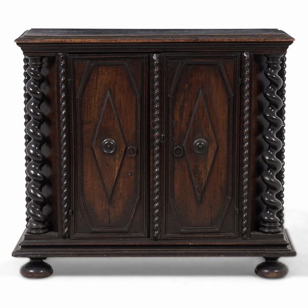 Credenza a due ante con montanti a torchon. XVII-XVIII secolo  - Asta Antiquariato - Associazione Nazionale - Case d'Asta italiane