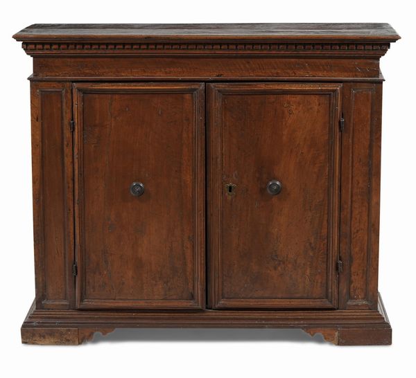 Credenza in noce a due ante. XVIII secolo  - Asta Antiquariato - Associazione Nazionale - Case d'Asta italiane