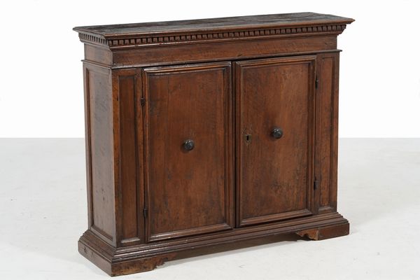 Credenza in noce a due ante. XVIII secolo  - Asta Antiquariato - Associazione Nazionale - Case d'Asta italiane