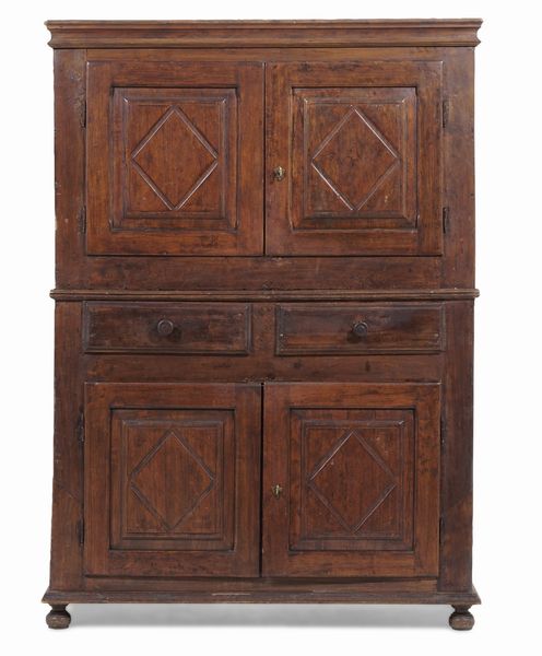 Credenza in noce a quattro ante. XVII-XVIII secolo  - Asta Antiquariato - Associazione Nazionale - Case d'Asta italiane