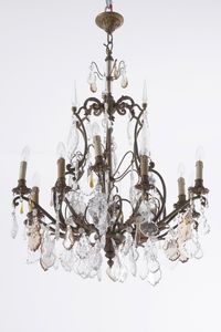 Lampadario a 12 luci in metallo dorato e cristalli  - Asta Antiquariato - Associazione Nazionale - Case d'Asta italiane