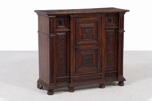 Credenza intagliata. XVII-XVIII secolo  - Asta Antiquariato - Associazione Nazionale - Case d'Asta italiane