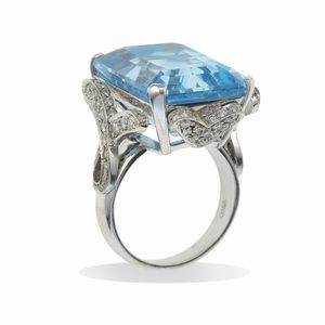 Anello con topazio azzurro  - Asta Gioielli - Associazione Nazionale - Case d'Asta italiane