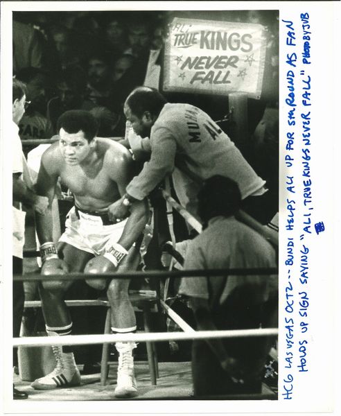 Houston Chronicle Library Muhammad Ali durante il quinto round del match The Greatest in Las Vegas, 1980  - Asta Fotografia - Associazione Nazionale - Case d'Asta italiane