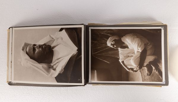 Lehnert & Landrock : Rudolf Franz Lehnert (1878-1948) & Ernst Heinrich Landrock (1878-1966) Album contenente 24 fotolitografie  - Asta Fotografia - Associazione Nazionale - Case d'Asta italiane