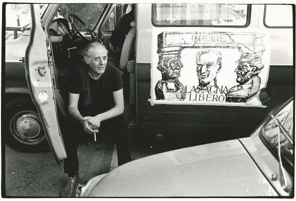 Alberto Roveri : Senza titolo (Dario Fo durante la marcia a Fossano per Lazagna libero)  - Asta Fotografia - Associazione Nazionale - Case d'Asta italiane