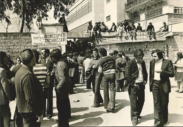 Tano D’Amico : Senza titolo (Napoli, disoccupati al collocamento)  - Asta Fotografia - Associazione Nazionale - Case d'Asta italiane