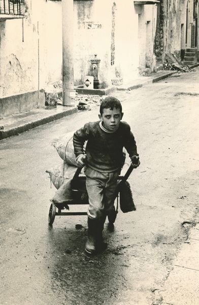 Calogero Cascio : Napoli (bambino lavoratore)  - Asta Fotografia - Associazione Nazionale - Case d'Asta italiane