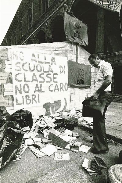 Alberto Roveri : Senza titolo (Sciopero studentesco contro il caro libri)  - Asta Fotografia - Associazione Nazionale - Case d'Asta italiane