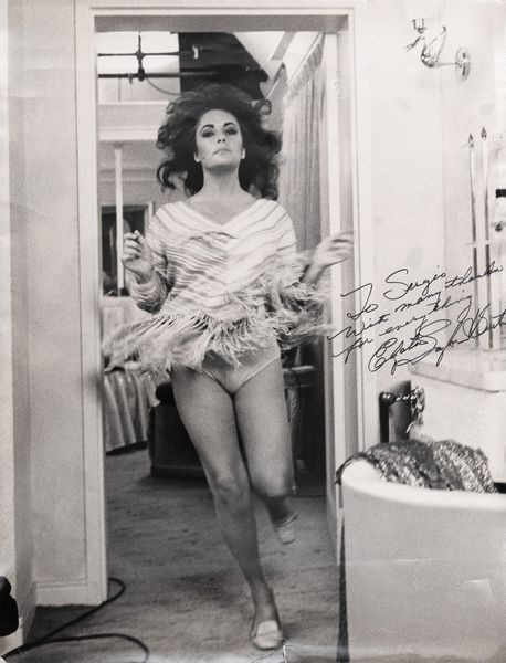 Senza titolo (Elizabeth Taylor sul set di Zee and Co)  - Asta Fotografia - Associazione Nazionale - Case d'Asta italiane