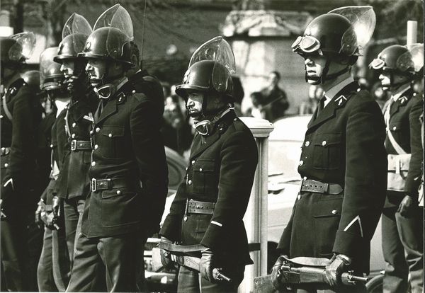 Mario Dondero : La polizia ad una manifestazione studentesca  - Asta Fotografia - Associazione Nazionale - Case d'Asta italiane