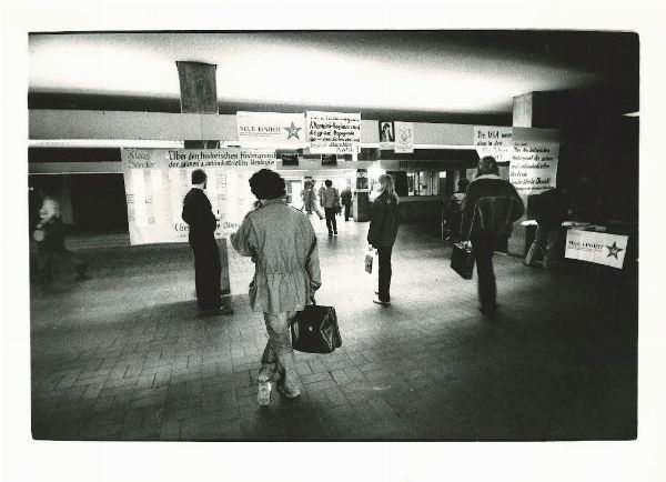 ALDO VITO BONASIA : Berlino Ovest Manifesti della Comunit Iraniana allinterno dellUniversit  - Asta Fotografia - Associazione Nazionale - Case d'Asta italiane