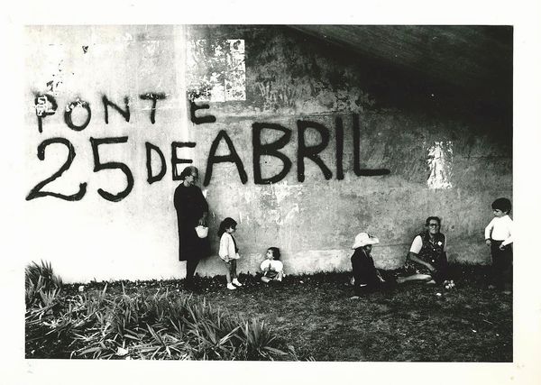 Dario Bellini : Senza titolo (Ponte del 25 aprile a Lisbona)  - Asta Fotografia - Associazione Nazionale - Case d'Asta italiane