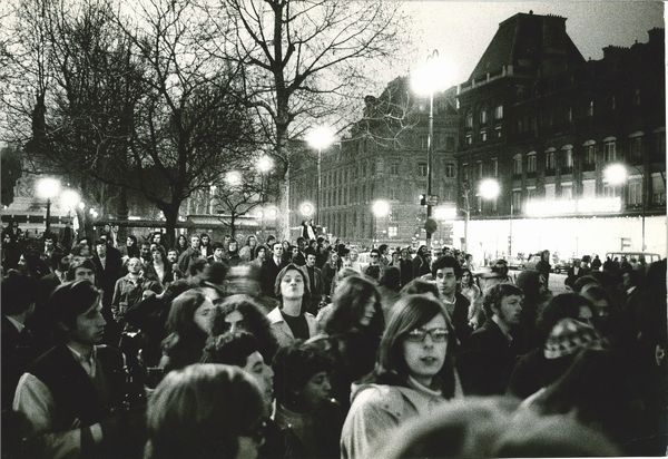 Mario Dondero : Parigi, manifestazione studentesca  - Asta Fotografia - Associazione Nazionale - Case d'Asta italiane