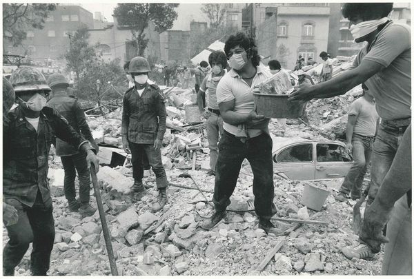 Susan Meiselas : Mexico, earthquake  - Asta Fotografia - Associazione Nazionale - Case d'Asta italiane