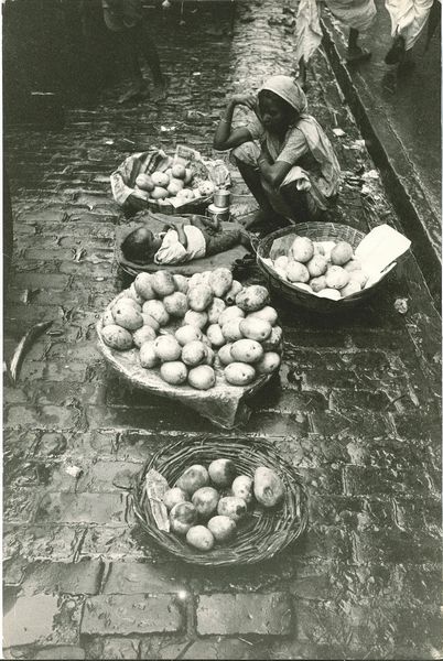 Calogero Cascio : Donna al mercato  - Asta Fotografia - Associazione Nazionale - Case d'Asta italiane