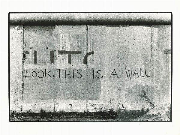 ALDO VITO BONASIA : Senza titolo (Look this is a wall)  - Asta Fotografia - Associazione Nazionale - Case d'Asta italiane