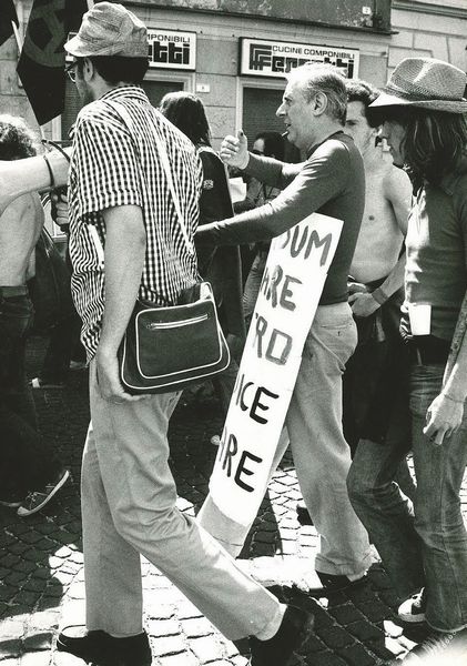 Raimondo Elli : Senza titolo (Dario Fo sfila con alcuni pacifisti durante una marcia)  - Asta Fotografia - Associazione Nazionale - Case d'Asta italiane