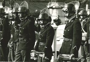 Mario Dondero : La polizia ad una manifestazione studentesca  - Asta Fotografia - Associazione Nazionale - Case d'Asta italiane