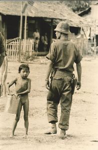 Calogero Cascio : Vietnam Bambini e soldati in un villaggio  - Asta Fotografia - Associazione Nazionale - Case d'Asta italiane