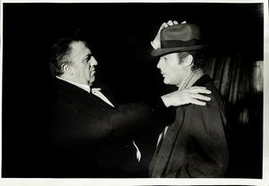 TAZIO SECCHIAROLI : Federico Fellini e Marcello Mastroianni, dal film 8  - Asta Fotografia - Associazione Nazionale - Case d'Asta italiane