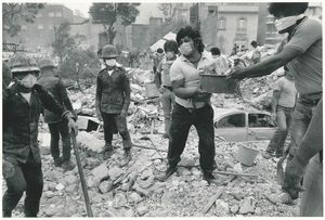 Susan Meiselas - Mexico, earthquake