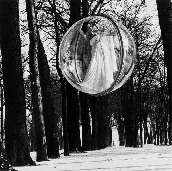 Melvin Sokolsky : Bois de Boulogne, Simone dAllencourt, Paris, Harper's Bazaar  - Asta Fotografia - Associazione Nazionale - Case d'Asta italiane