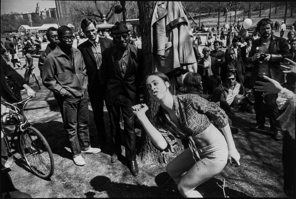 Garry Winogrand : Dalla serie Women are beautiful  - Asta Fotografia - Associazione Nazionale - Case d'Asta italiane