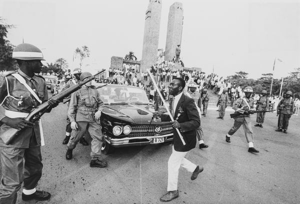 Robert Lebeck : Leopoldville, King Baudouin of Belgium disarmed by a Congolese, June 30 1960 MAZZA IN MANO  - Asta Fotografia - Associazione Nazionale - Case d'Asta italiane