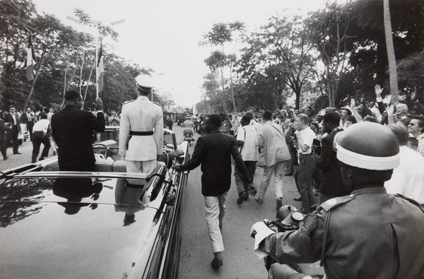 Robert Lebeck : Leopoldville, King Baudouin of Belgium disarmed by a Congolese, June 30 1960 DI SPALLE ACCANTO AUTO  - Asta Fotografia - Associazione Nazionale - Case d'Asta italiane