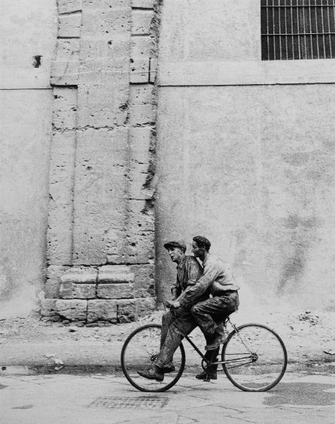 ENZO SELLERIO : Palermo, uscita dai Cantieri Navali  - Asta Fotografia - Associazione Nazionale - Case d'Asta italiane