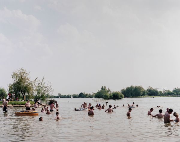 Simon Roberts : Cotswold Water Parl, Shornecote, Gloucestershire  - Asta Fotografia - Associazione Nazionale - Case d'Asta italiane