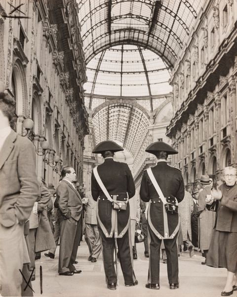 Ugo Mulas : Senza titolo (Carabinieri, Galleria Vittorio Emanuele, Milano)  - Asta Fotografia - Associazione Nazionale - Case d'Asta italiane