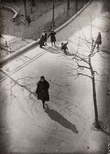 Alexander Rodchenko - Street scene from above