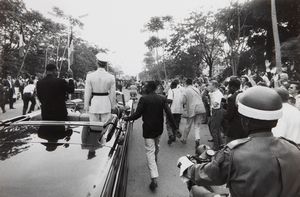 Robert Lebeck - Leopoldville, King Baudouin of Belgium disarmed by a Congolese, June 30 1960 DI SPALLE ACCANTO AUTO