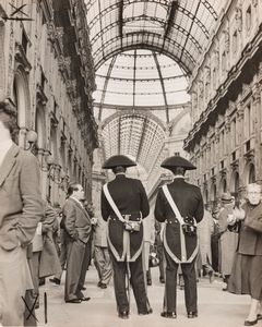 Ugo Mulas - Senza titolo (Carabinieri, Galleria Vittorio Emanuele, Milano)