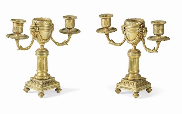 Coppia di piccoli candelabri in bronzo dorato. XIX secolo  - Asta Dipinti e Sculture del XIX-XX secolo - Associazione Nazionale - Case d'Asta italiane