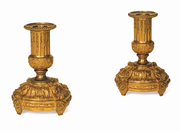 Coppia di piccoli candelieri in bronzo fuso e dorato. Francia, XIX secolo  - Asta Dipinti e Sculture del XIX-XX secolo - Associazione Nazionale - Case d'Asta italiane