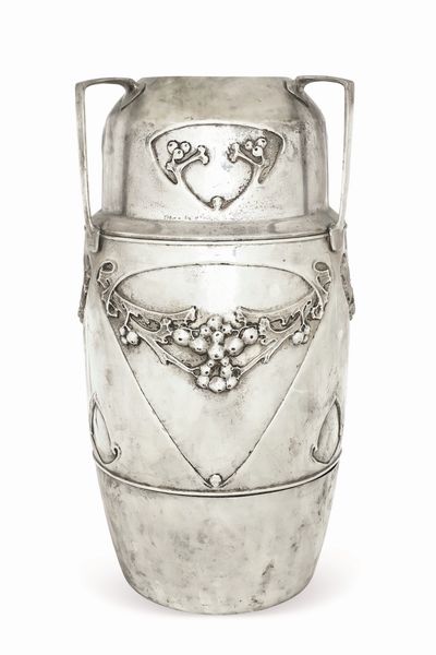 Grande vaso liberty in metallo argentato. XX secolo  - Asta Dipinti e Sculture del XIX-XX secolo - Associazione Nazionale - Case d'Asta italiane