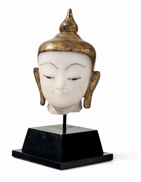 Testa scolpita in alabastro raffigurante Buddha con doratura, India, XIX secolo  - Asta Dipinti e Sculture del XIX-XX secolo - Associazione Nazionale - Case d'Asta italiane