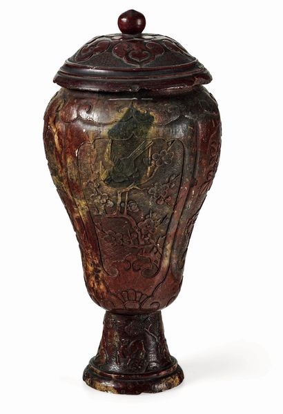 Vaso in pietra saponaria scolpito raffigurante paesaggio con motivi a rilievo, Cina, Dinastia Qing (1644-1912)  - Asta Dipinti e Sculture del XIX-XX secolo - Associazione Nazionale - Case d'Asta italiane